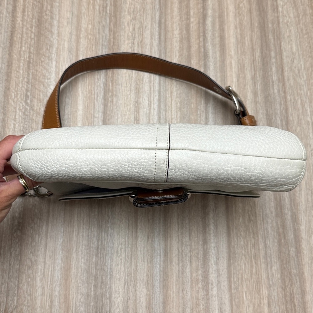 Vintage Coach Soho Flap Shoulder Bag in White / Tan Leather Is Authenticated - Picture 10 of 16